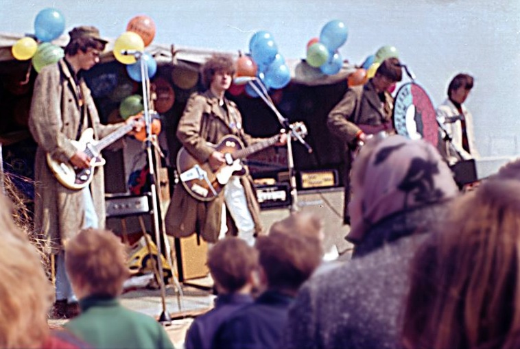 Dieter Seidel 1970 mit der Band "YMIR" am Jugendstrand in B&uuml;sum
